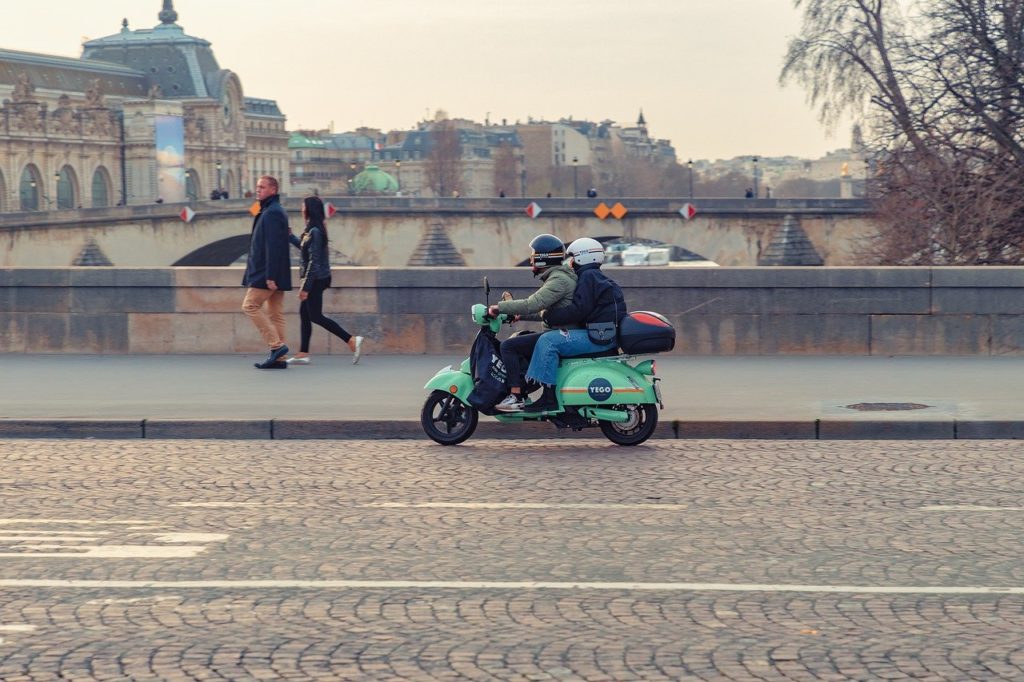 パリでバイクに乗る人のイメージ